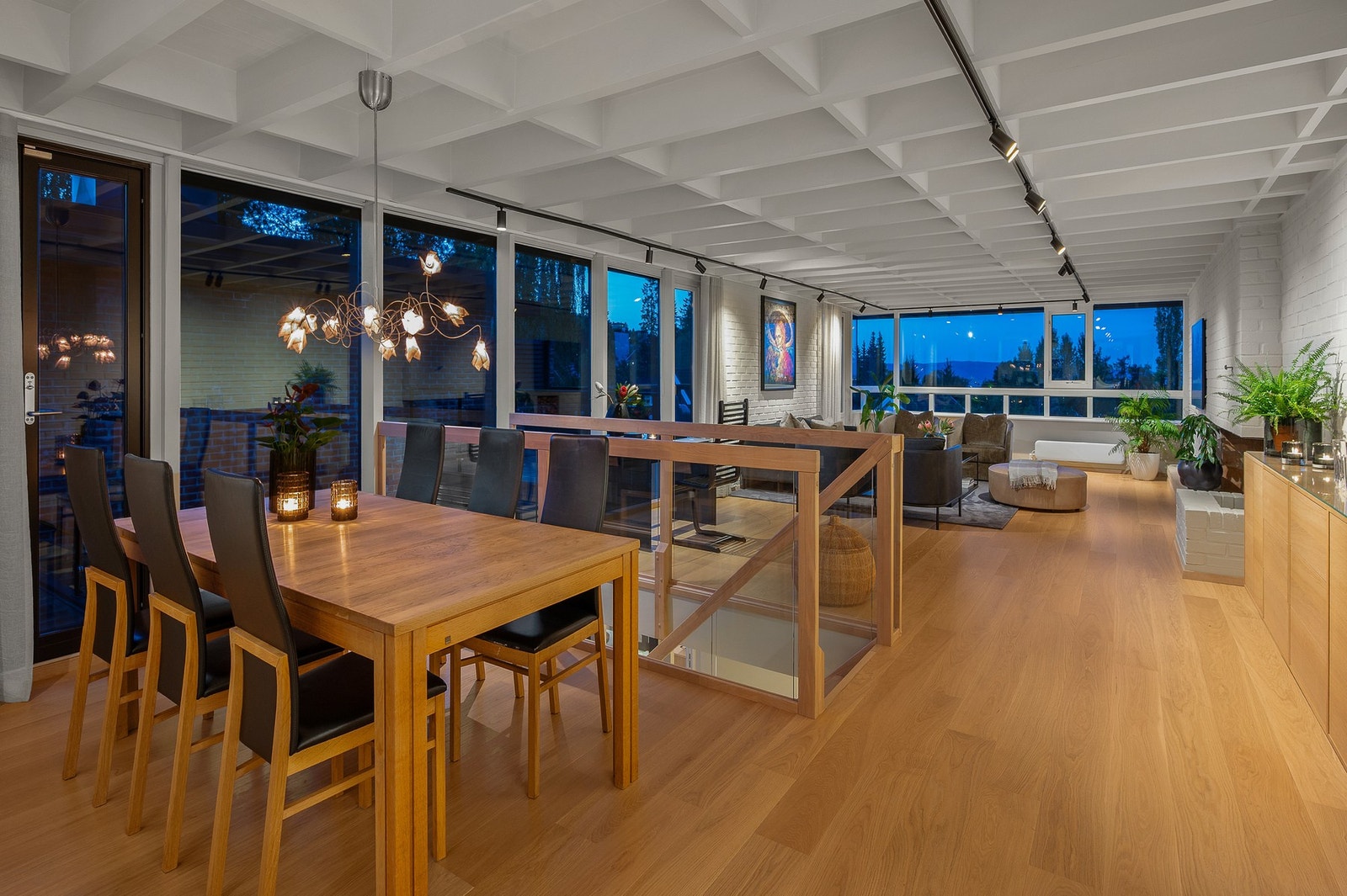 Det er lagt enstavs essential mattlakert parkett (tarkett) på alle oppholdsrom som ikke har flis. Galleribilde