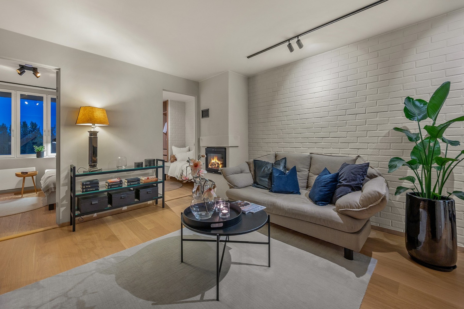 Koselig stemning med vedfyring. Galleribilde