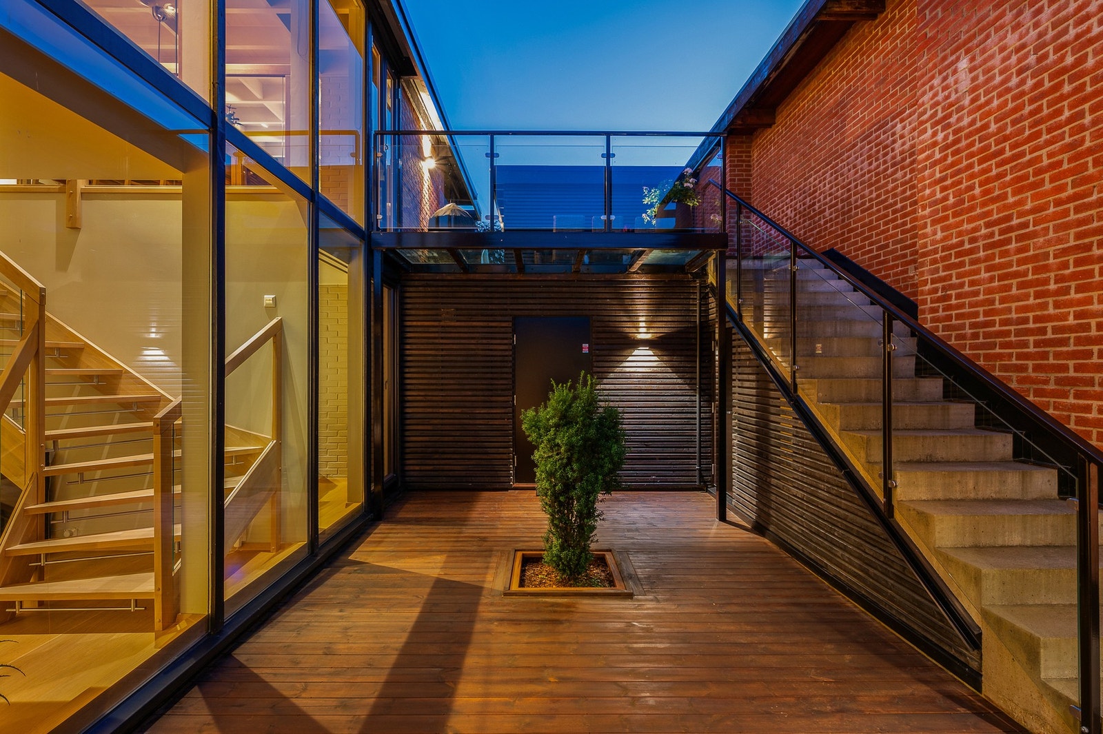 De store vindusflatene mot atriumet gjør at ute- og innerommet smelter sammen. Det er egen inngang til boder og vaskerom fra atriumet. Galleribilde