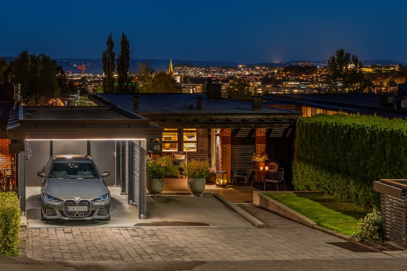 Meget pent opparbeidet og steinlagt innkjørsel med parkering i carport. Galleribilde