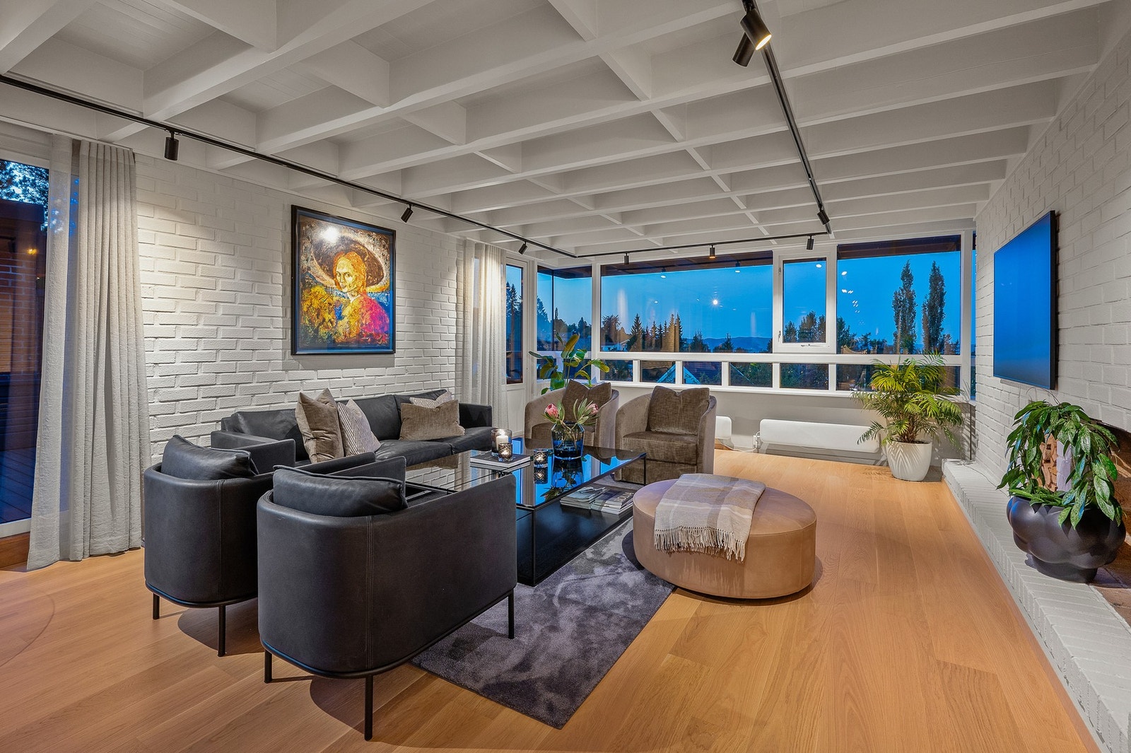 God belysning med justerbare spotskinner i himling. Mesteparten av det elektriske anlegget og belysning er nytt. All belysning i huset er nytt med LED. Galleribilde