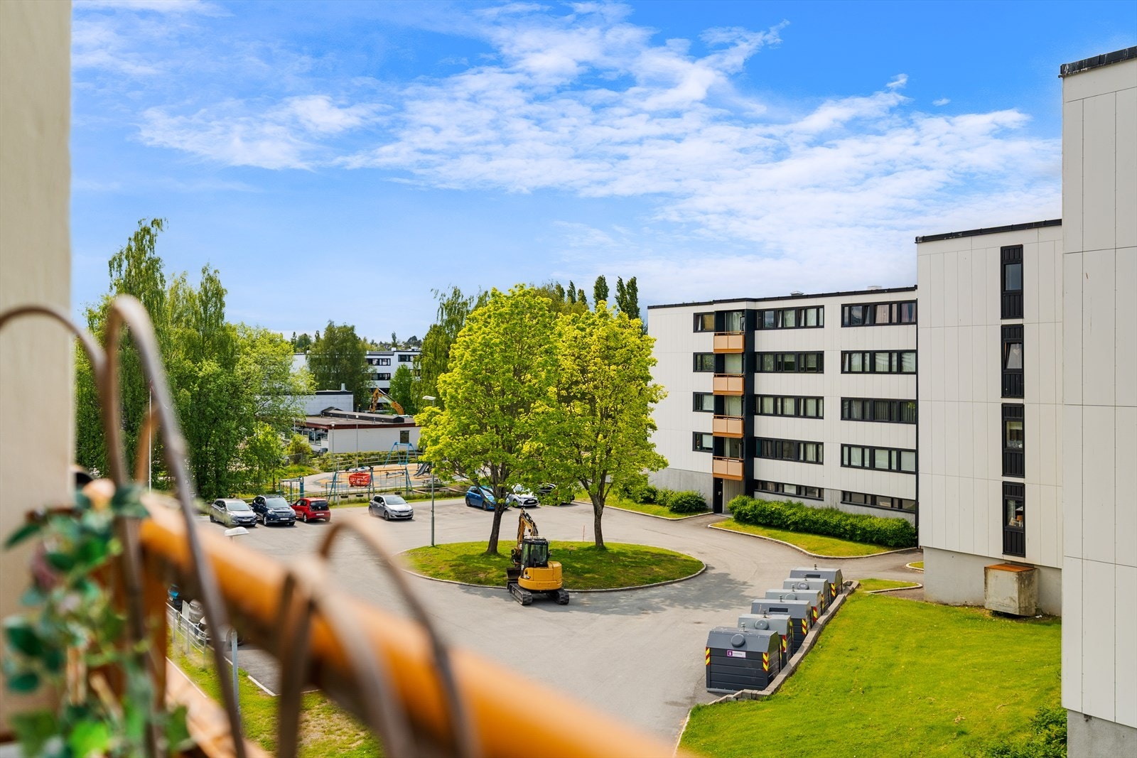 Herfra har man god oversikt og flott utsyn over nærområdet og borettslagets fellesarealer. Galleribilde