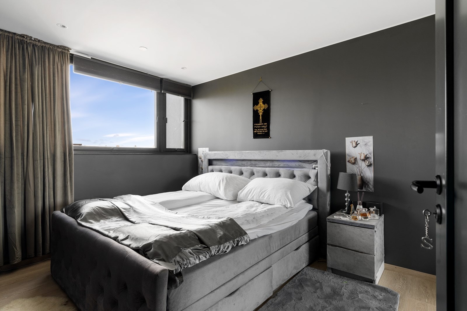 Leilighetens soverom er på 11,4m² og gir en romslig følelse med gode innredningsmuligheter. Galleribilde