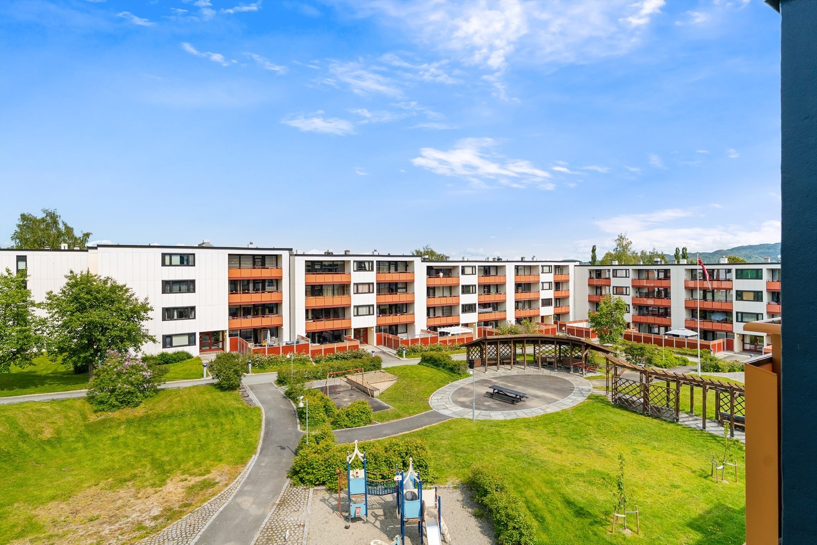 Uteområdene består av flotte grøntarealer, benker og lekeplass. Galleribilde