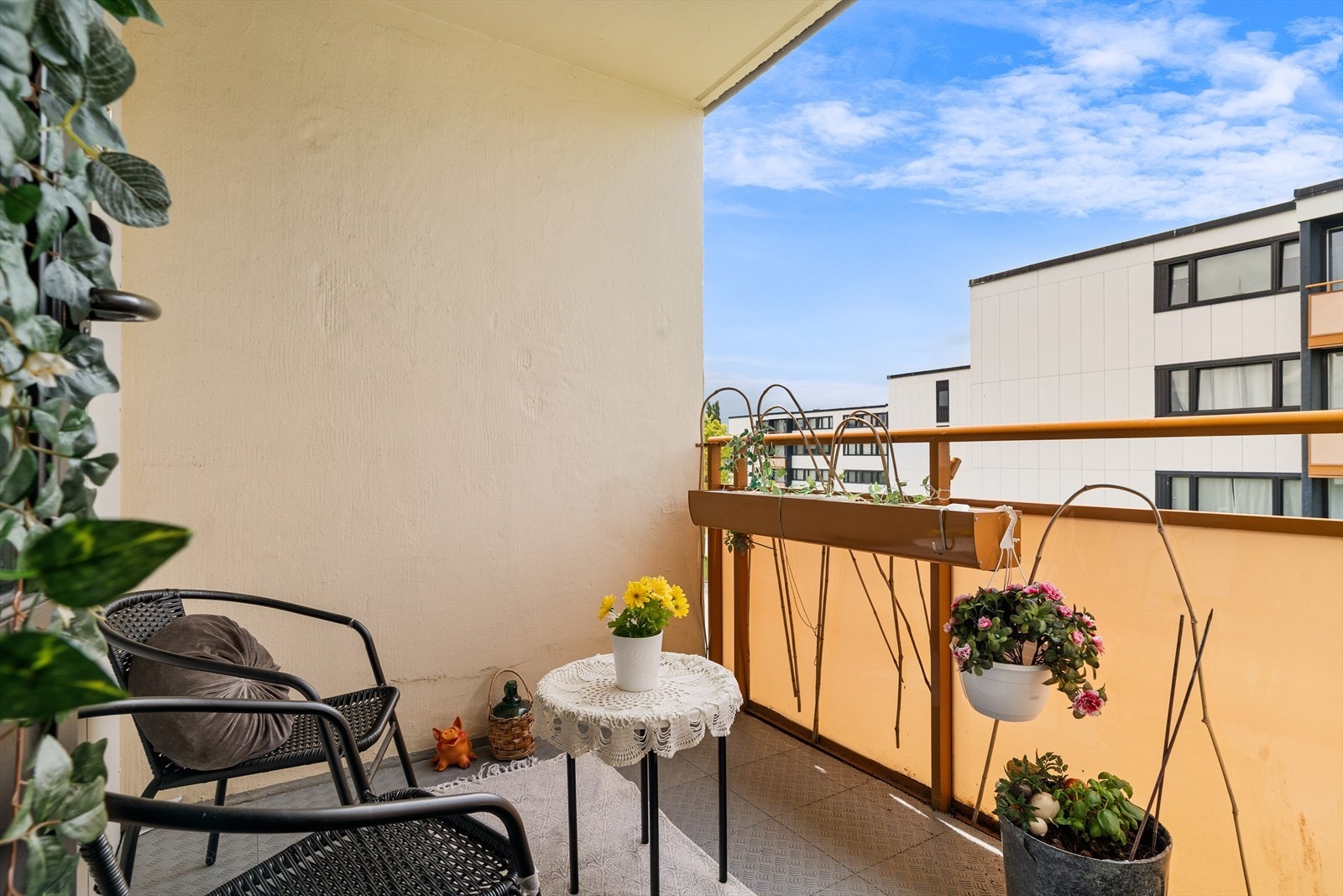 Fra stuen er det utgang til en sørvendt balkong på 4,3m² med gode solforhold. Galleribilde