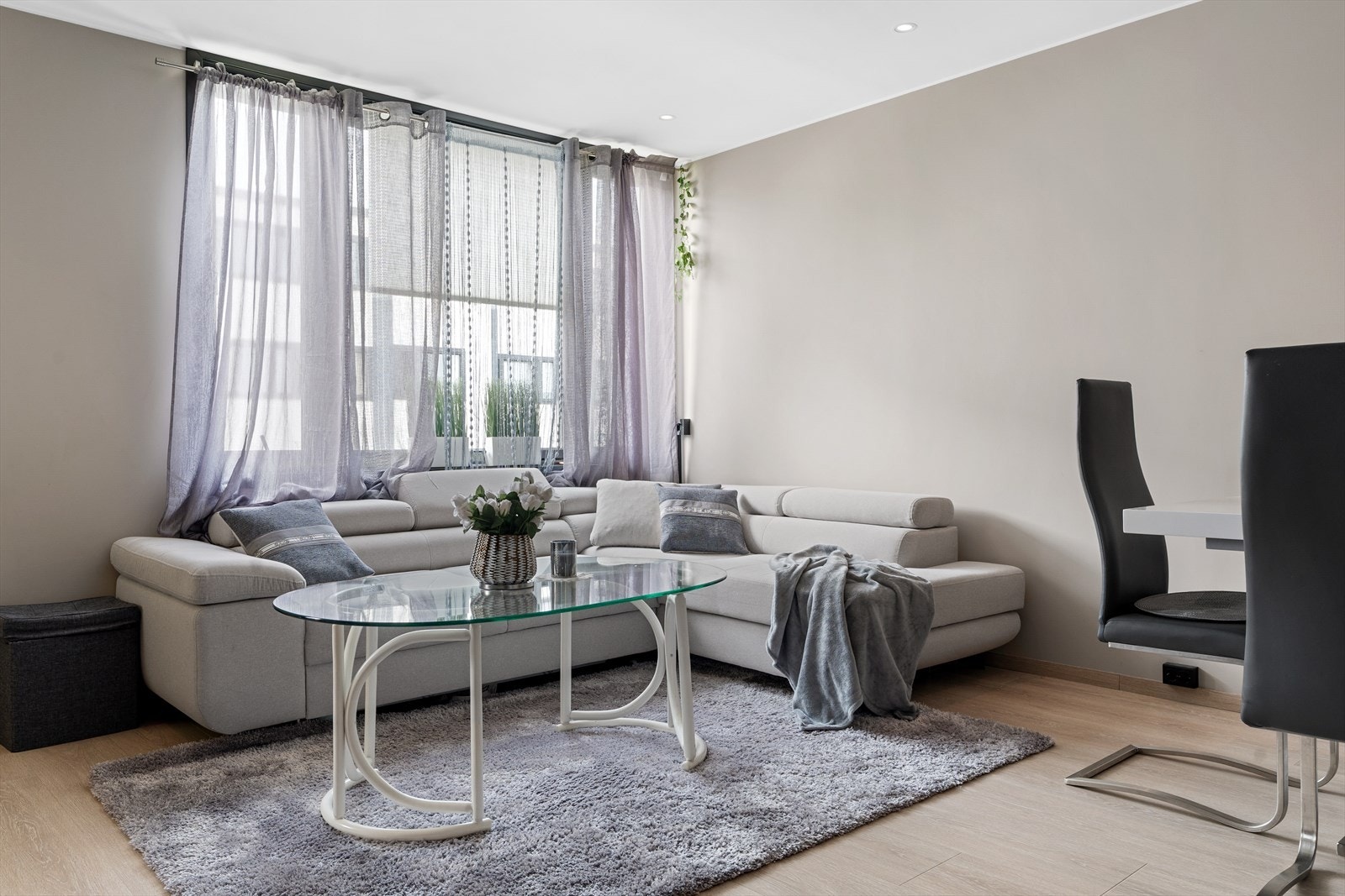 Leiligheten har gjennomgående god standard med tidsriktige bruk av farger og materialer. Galleribilde