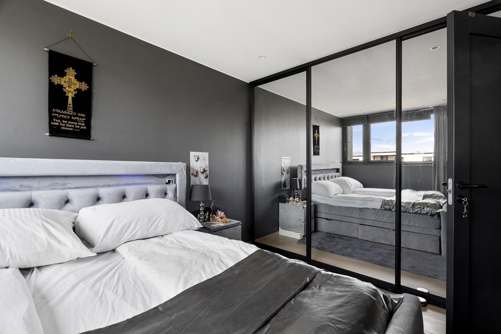 Lekker og plasstilpasset skyvedørsgarderobe med speil medfølger i handelen. Galleribilde