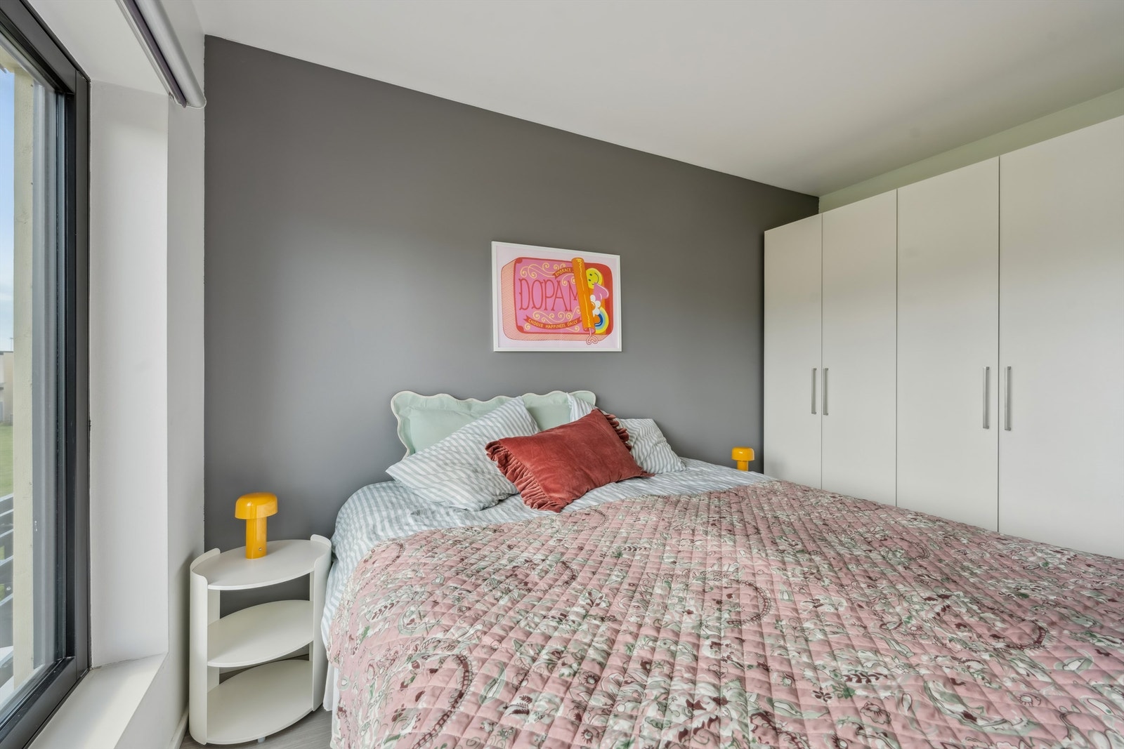 Soverom med garderobeskap og lune veggfarger gir et rolig og behagelig miljø. Galleribilde