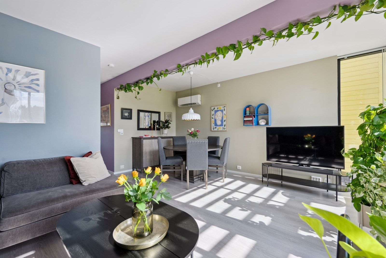 Stuen har delikate fargevalg og varmes i hovedsak opp med varmepumpe. Galleribilde