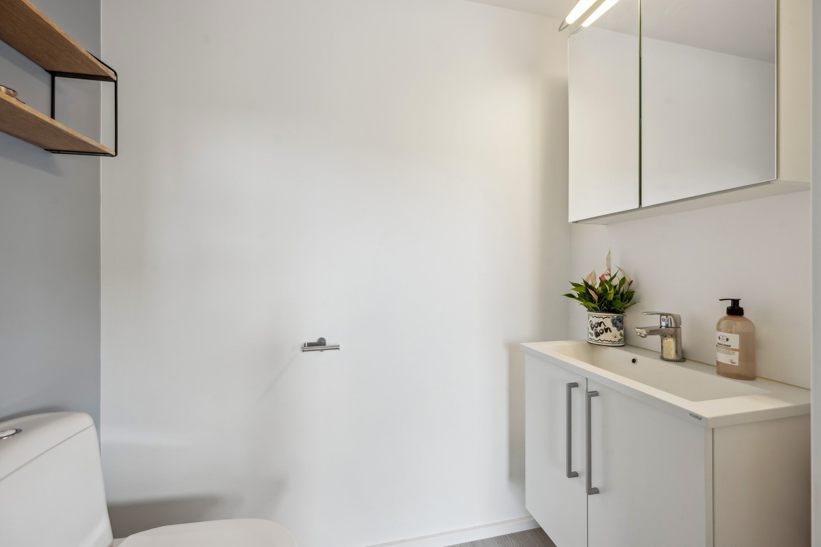 Toalettrom i første etasje med varmekabler og moderne innredning. Galleribilde