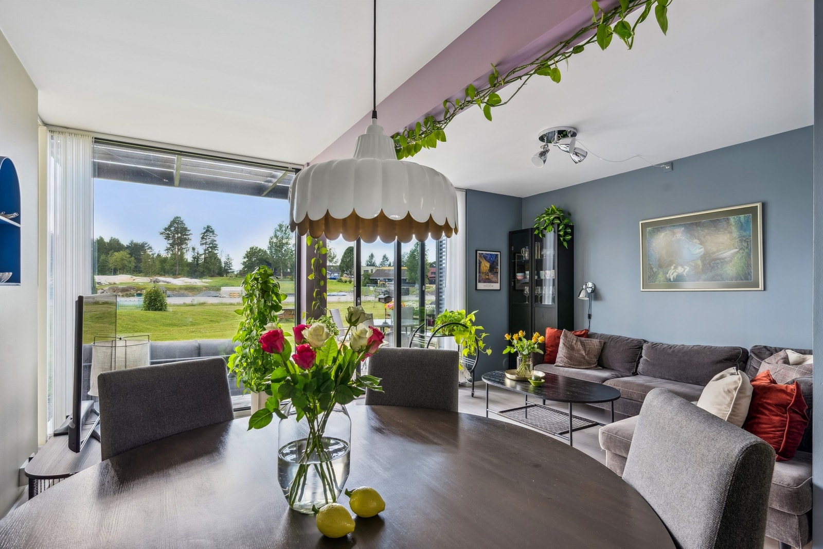 Åpen stue- og spiseløsning gir et sosialt og fleksibelt rom for hele familien. Galleribilde