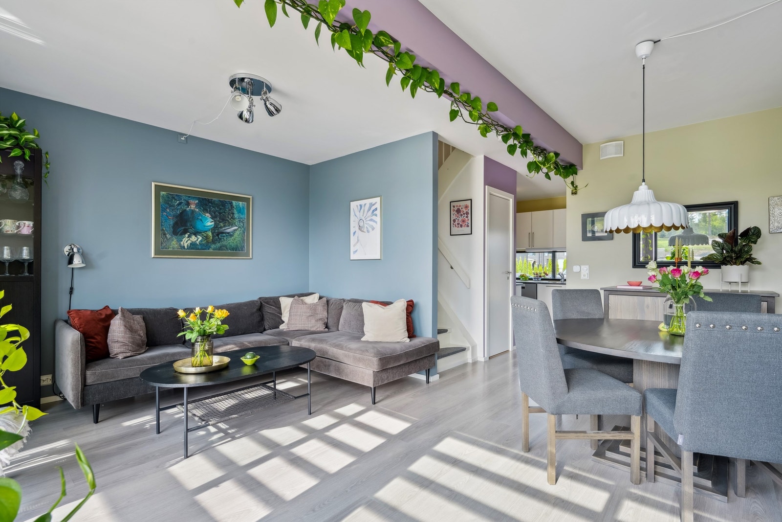 Stue med plass til både sofagruppe og spisebord. Galleribilde