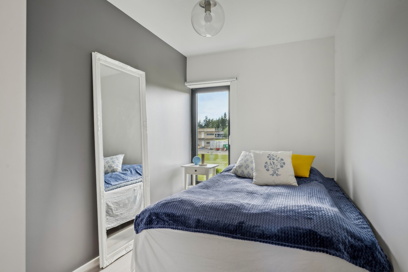 Soverom 2 passer perfekt som barnerom, gjesterom eller hjemmekontor. Galleribilde