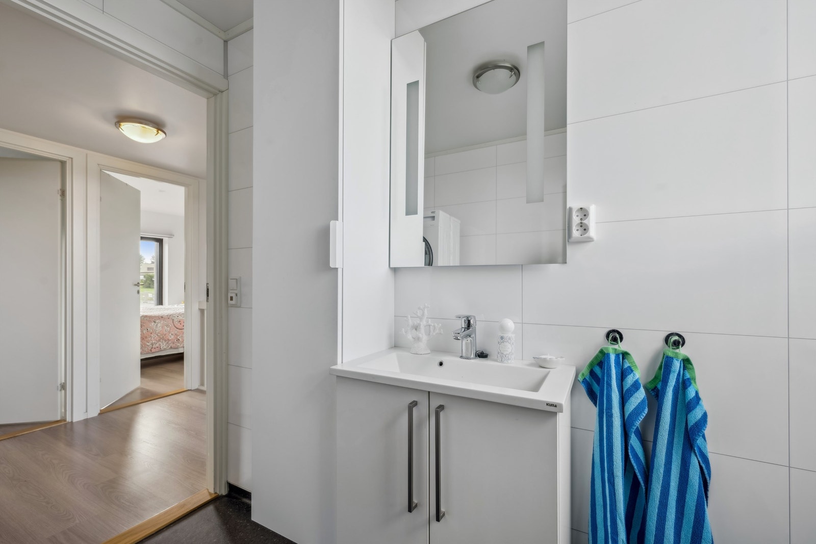 Innredet baderom med god skapplass og praktisk servantløsning. Galleribilde