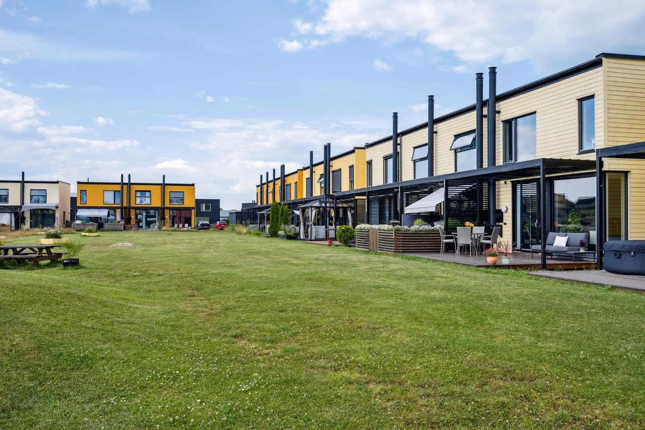 Felles grøntarealer mellom rekkehusene gir trygge og sosiale omgivelser for små og store. Galleribilde