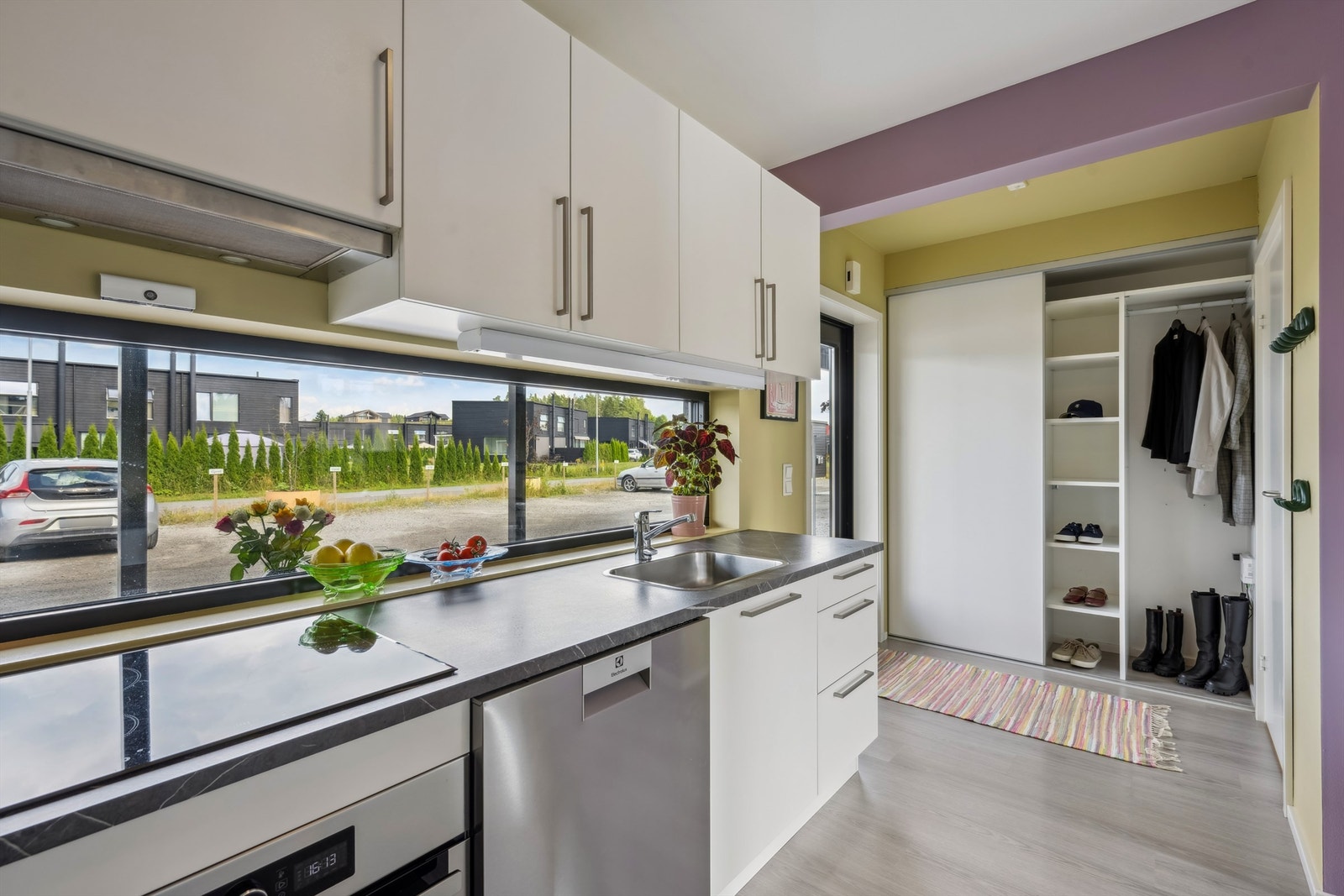 Boligen har inngang til en åpen løsning som forener entré, stue og kjøkken. Galleribilde