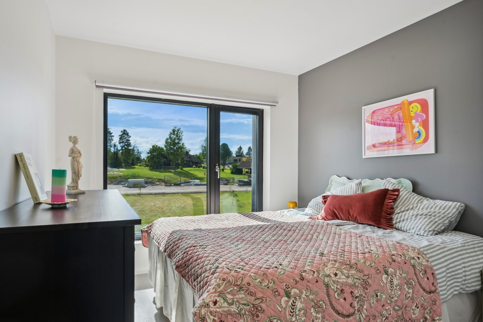 Hovedsoverommet har plass til dobbeltseng og garderobeløsning etter eget ønske. Galleribilde