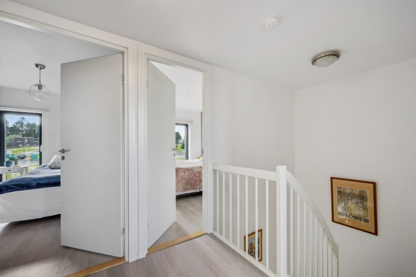 Lys gang i andre etasje binder sammen tre soverom, bad og bod. Galleribilde