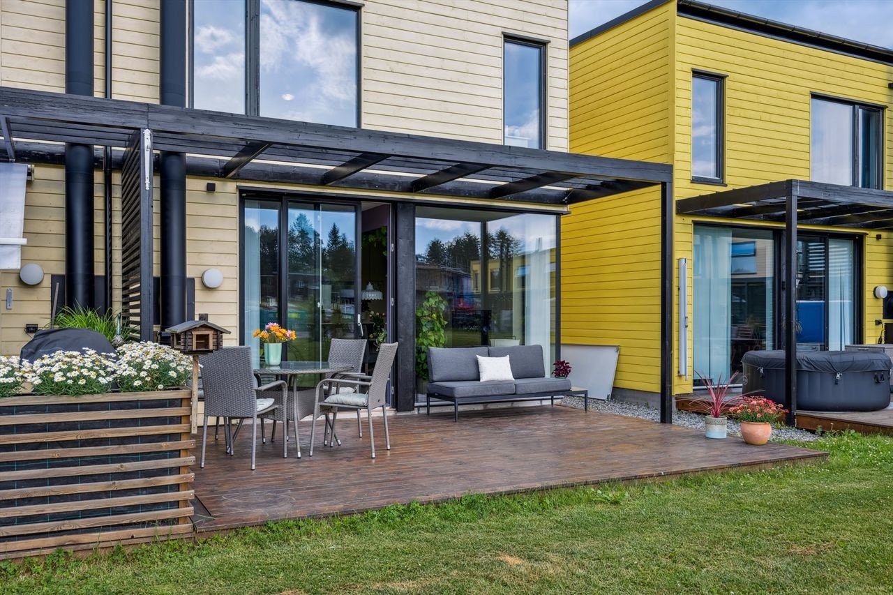 Pergola og levegger skjermer mot vind og gir en lun atmosfære på terrassen. Galleribilde