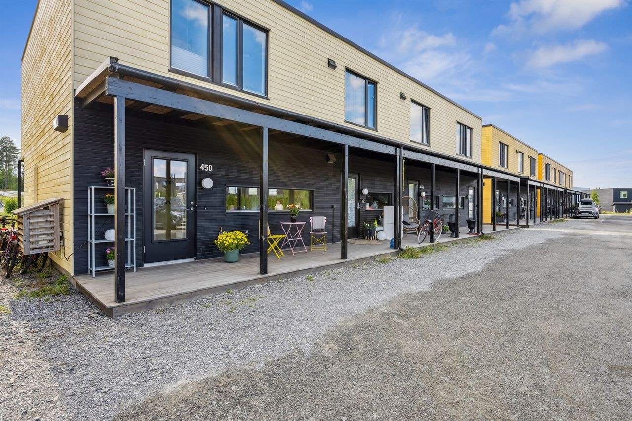 Innbydende inngangsparti med overbygd terrasse. Galleribilde