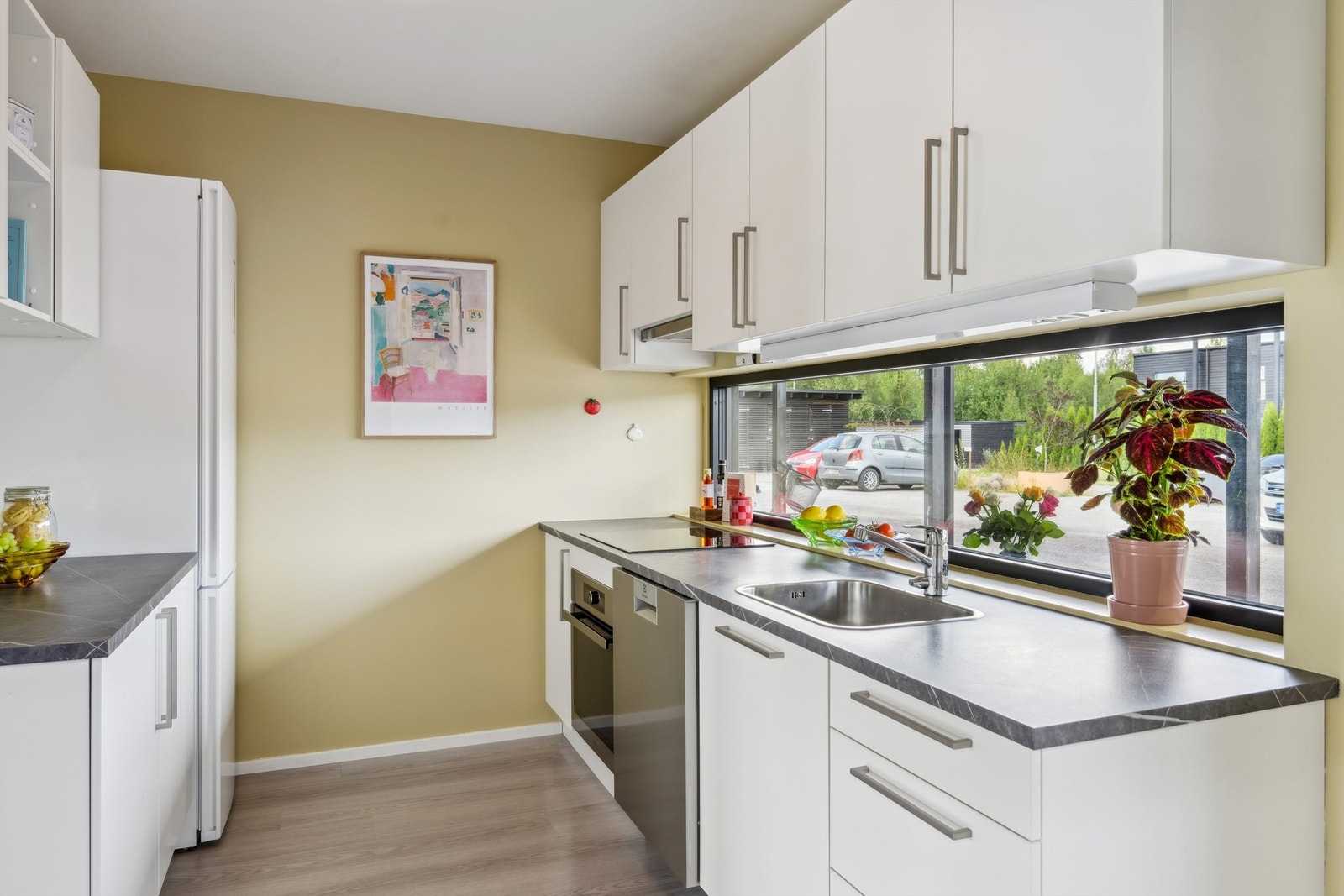 God benkeplass og oversiktlige skap gir et ryddig og innbydende kjøkkenmiljø. Galleribilde