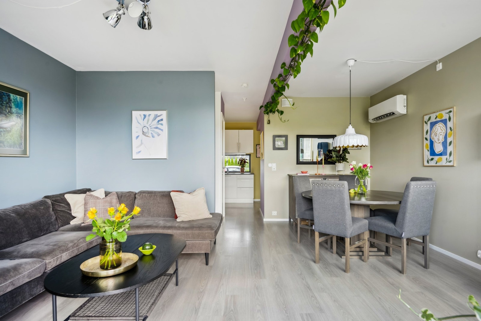 Fra stuen ser du rett inn mot kjøkkenet - en praktisk og gjennomtenkt planløsning. Galleribilde