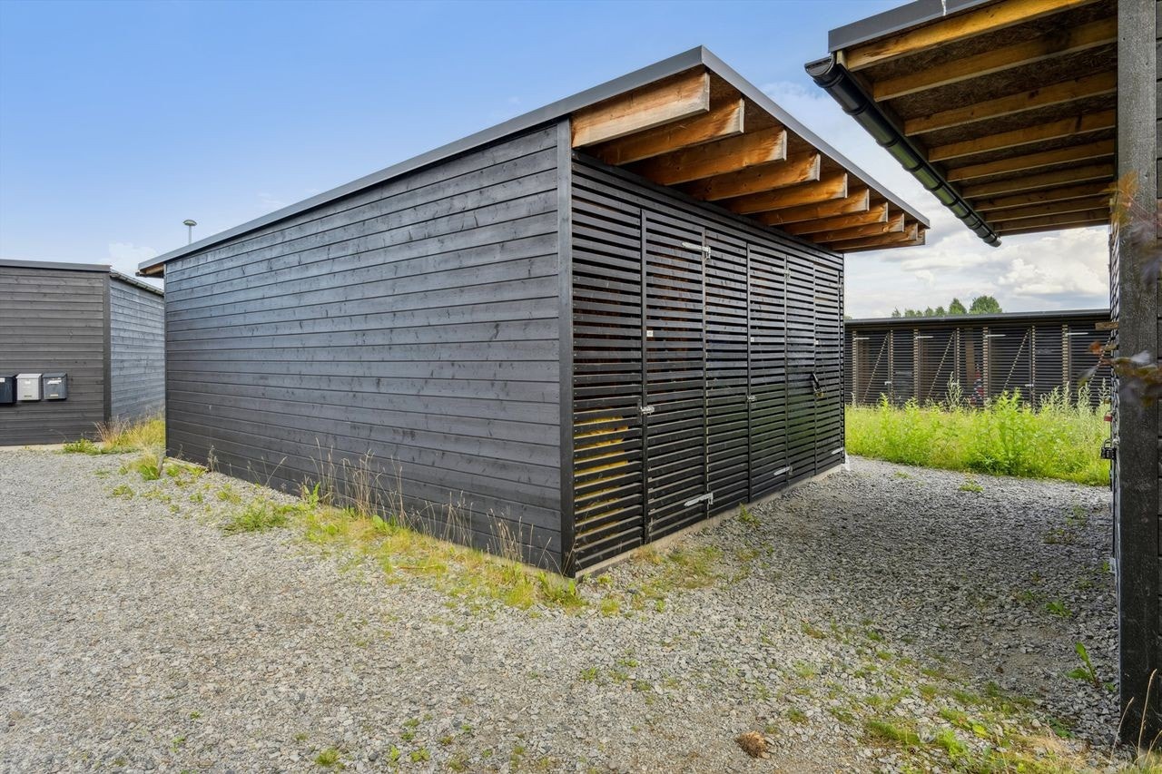 Privat ekstern bod på 5m² gir ekstra lagringsmuligheter til sykler og sesongutstyr. Galleribilde