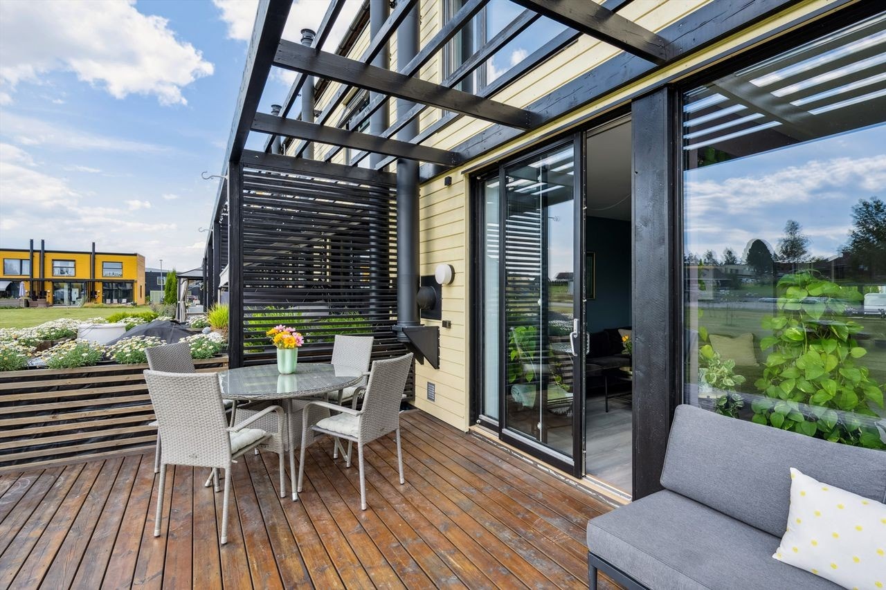 Terrassen er overbygget med pergola, og innbyr til lange sommerkvelder utendørs. Galleribilde