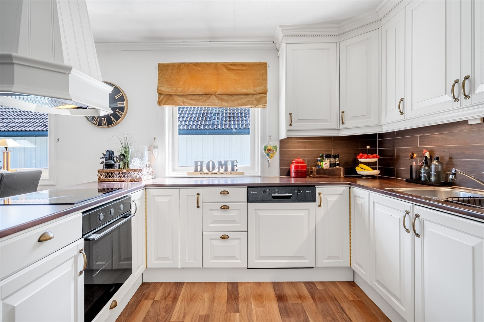 Kjøkken/ godt med benkplass Galleribilde