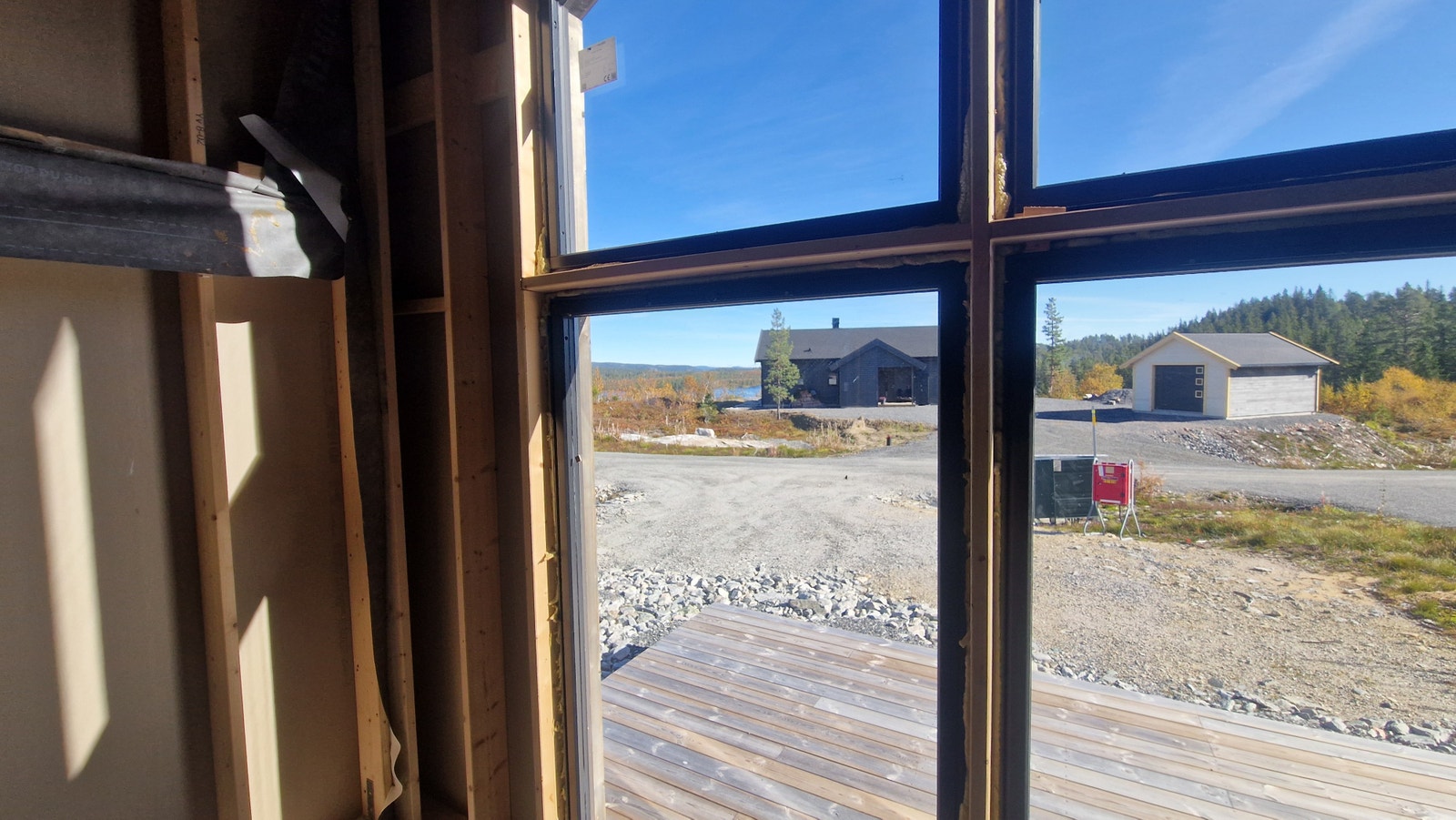 Hytta byr på en innbydende utsikt, hvor du kan skimte et av de flere vannene i området. Galleribilde