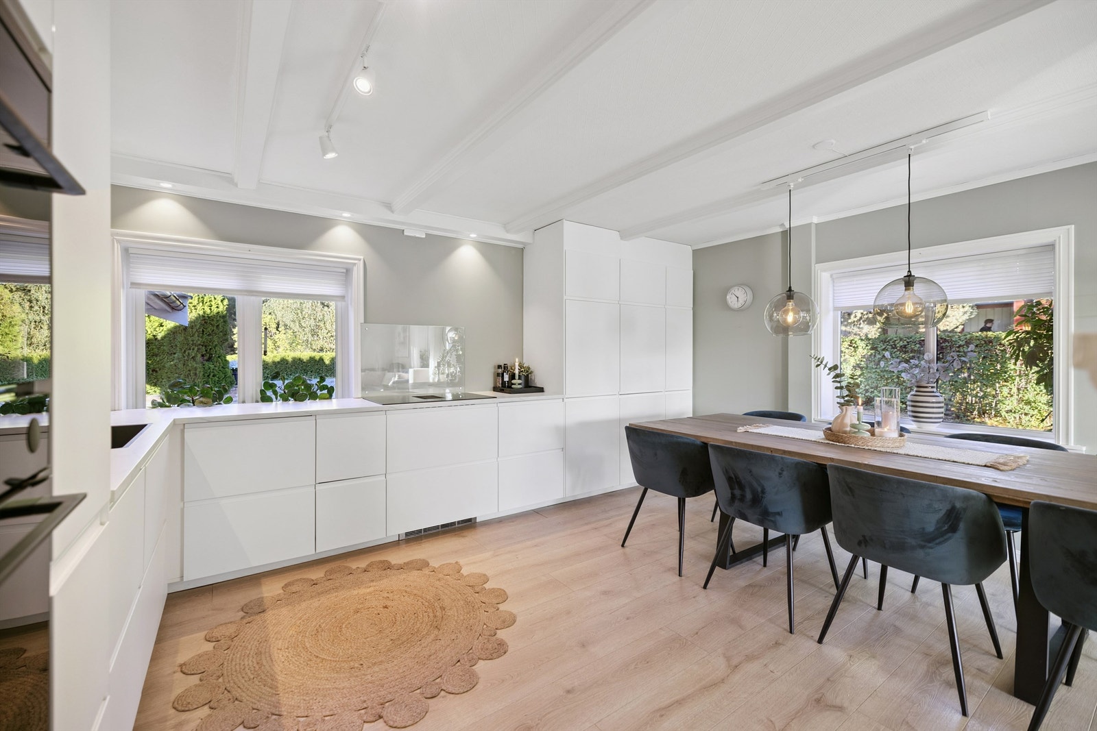 Her er det rikelig med skap- og benkeplass, som gir gode arbeidsforhold for matlaging. Galleribilde