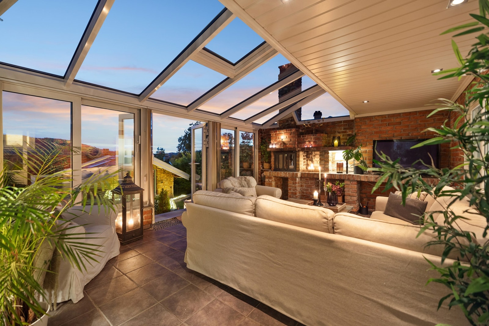 Hagestuen har en flott teglsteinsvegg og egen peis, som skaper en lun og hyggelig stemning. Galleribilde