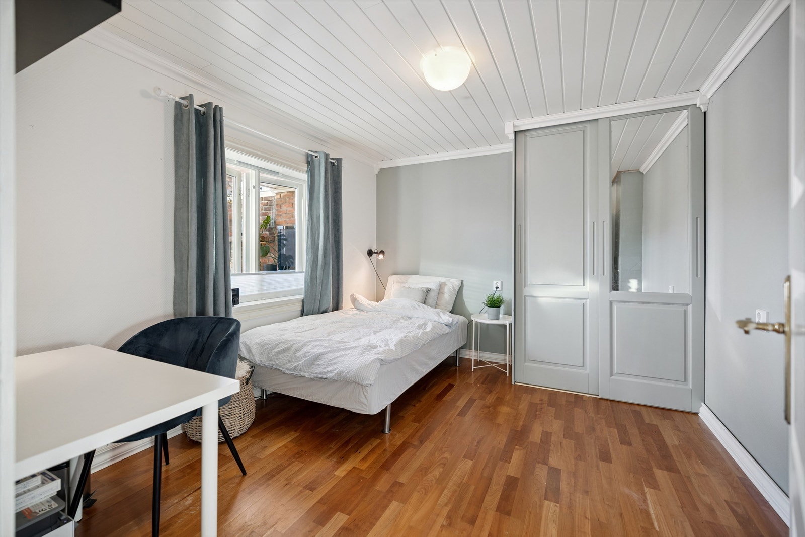 Det andre soverommet på hovedplanet har god plass til seng og er innredet med en praktisk garderobeløsning Galleribilde