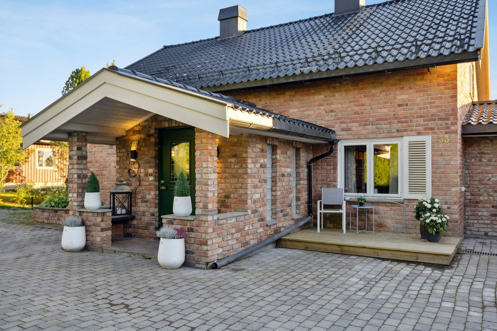 Boligens hovedinngang har et solid og innbydende preg. Galleribilde