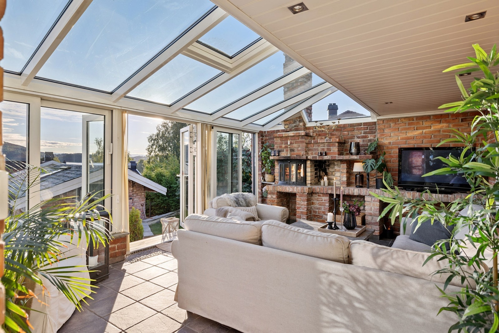 Store glassflater og takvinduer gir rikelig med lys og en følelse av å være ute. Galleribilde