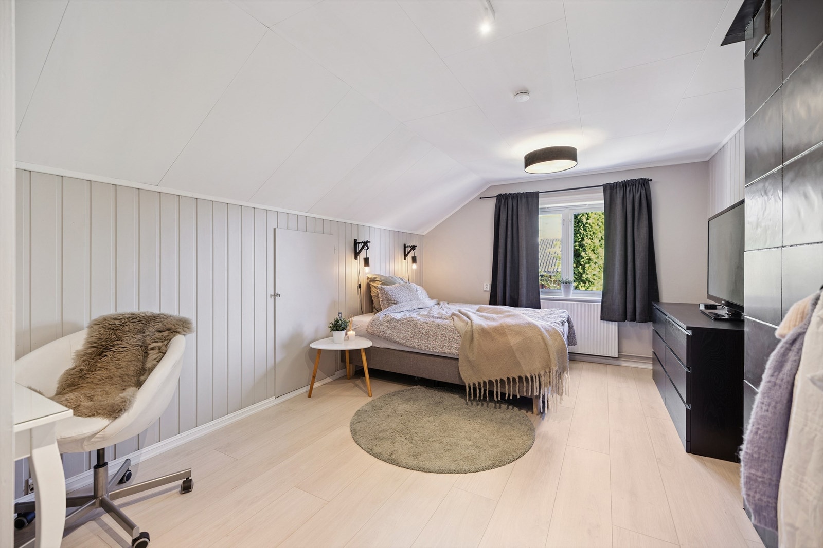 Et av de to soverommene på loftet, med god plass til seng og arbeidsplass. Galleribilde