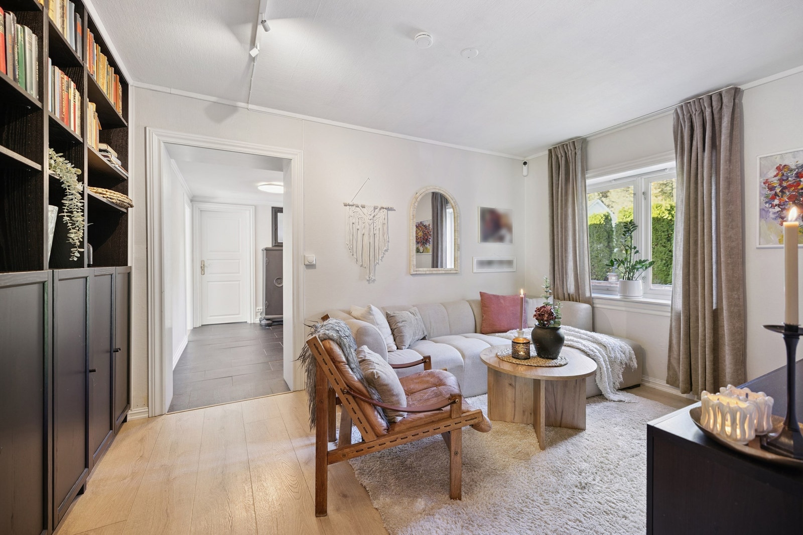 Boligen har god fordeling av soner, der TV- stuen ligger tilbaketrukket fra de øvrige stuene. Perfekt for den aktive familie! Galleribilde