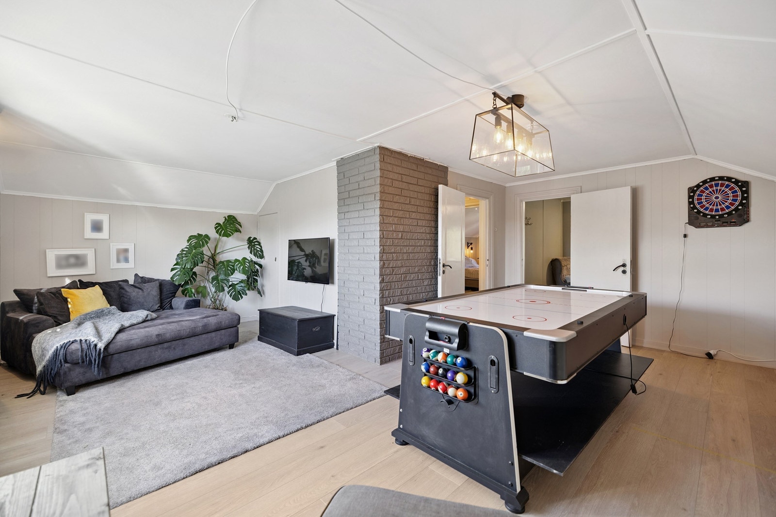 Loftstuen er et allsidig rom som egner seg godt som TV-stue, lekerom eller kontor. Galleribilde