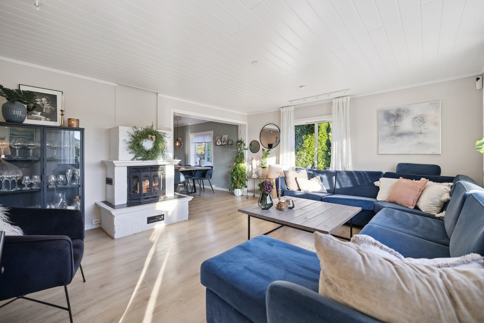 Første etasje har komfortabel oppvarming med vannbåren gulvvarme. En sentralt plassert peis gir hyggelig atmosfære i stuen. Galleribilde