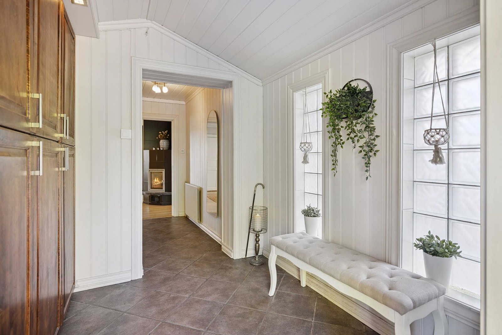 Fra entréen kommer du inn i en lys og romslig gang med god plass til garderobeløsninger. Galleribilde