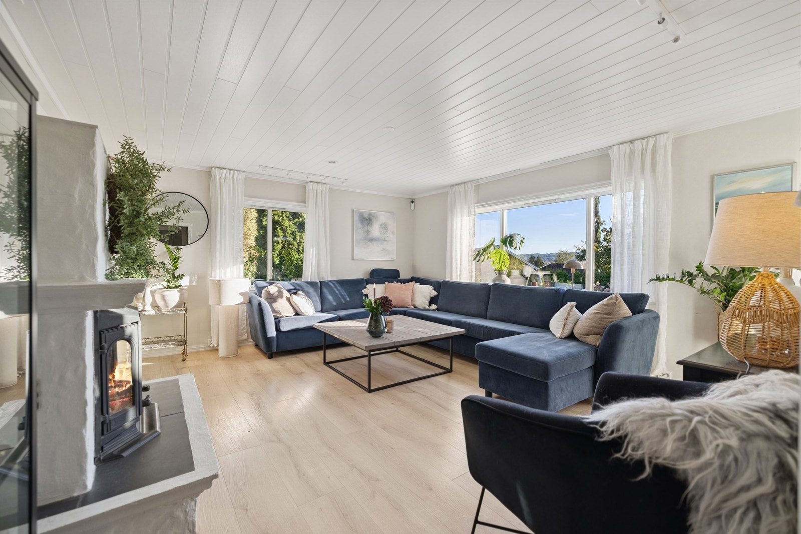 Stuen er et lyst og luftig rom med god plass til en større sofagruppe. Galleribilde