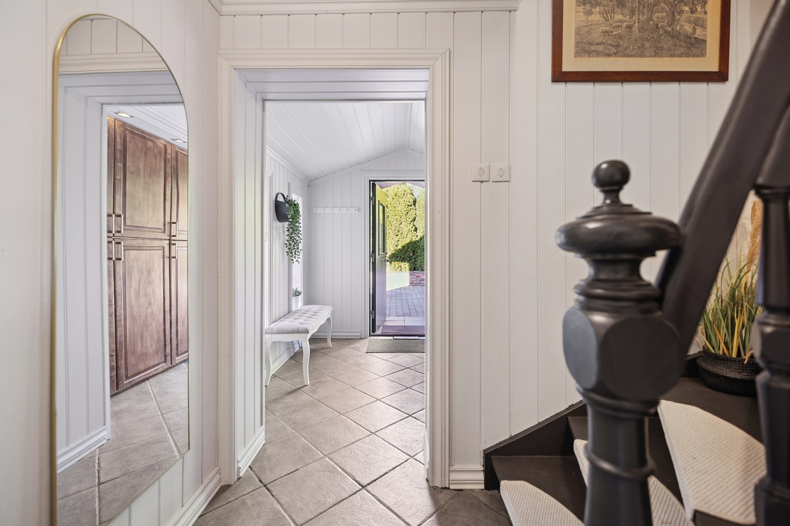 Tretrappen binder etasjene sammen på en elegant måte. Galleribilde