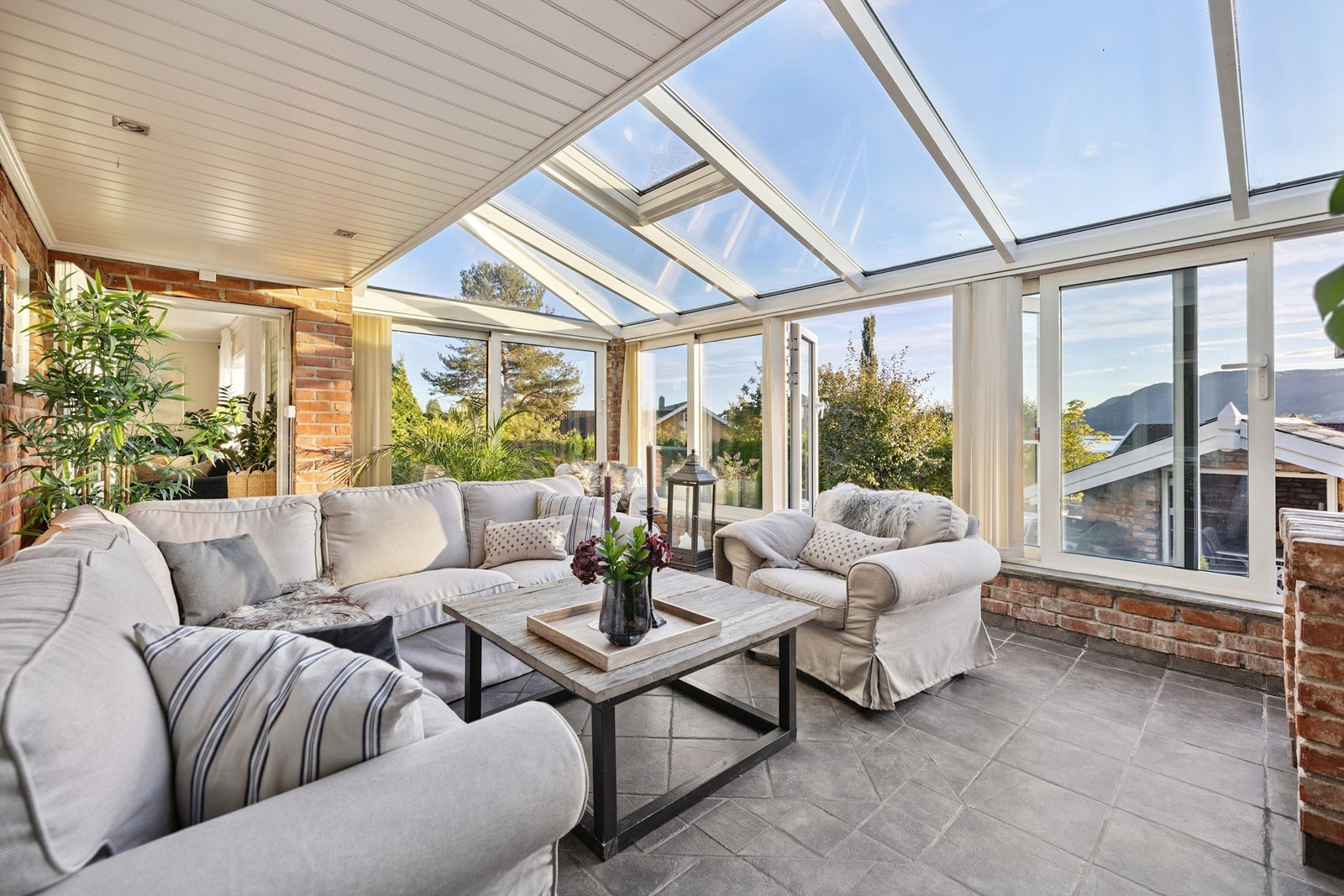 Fra stuen er det utgang til en innglasset hagestue på 22 m², som kan benyttes hele året! Galleribilde