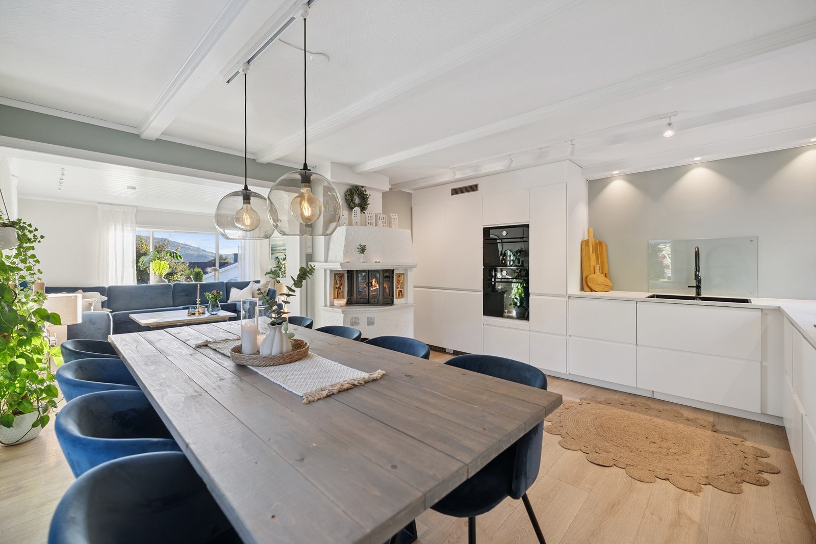 Den åpne løsningen gir god kontakt mellom kjøkkenet og spiseplassen. Galleribilde