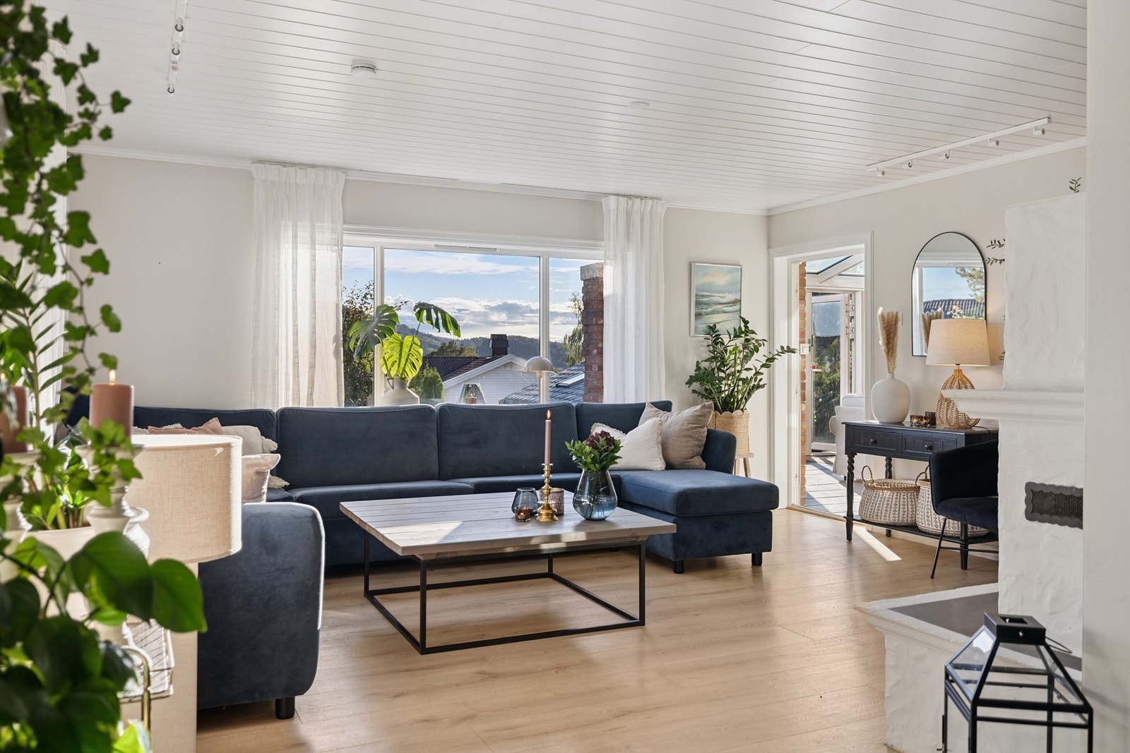 Store vinduer i stuen gir godt med naturlig lys og utsikt mot omgivelsene. Galleribilde