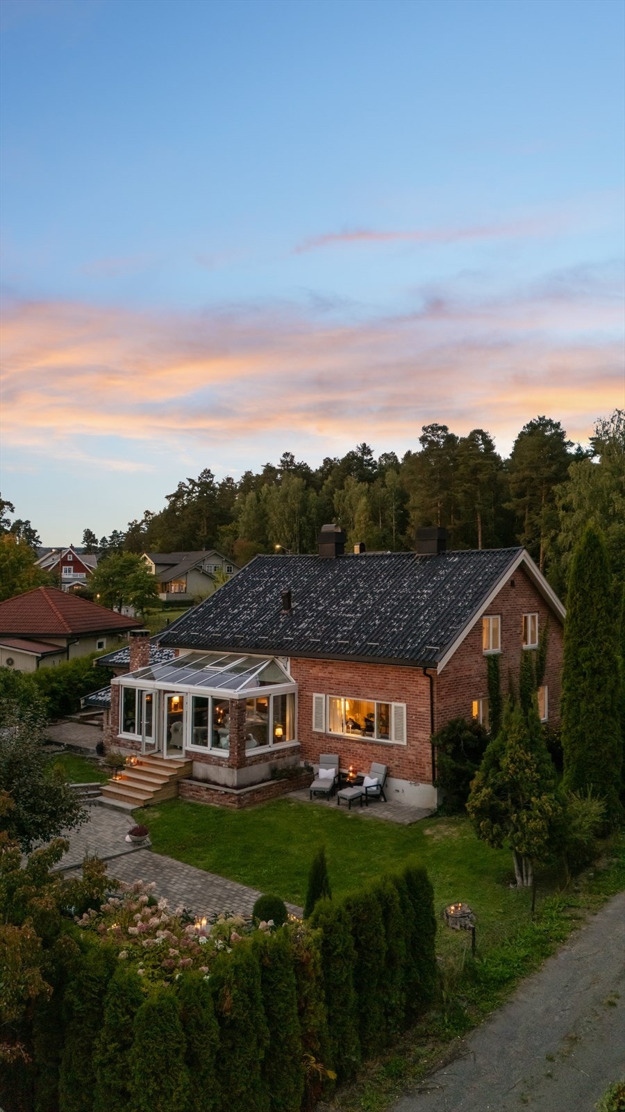 Eiendommen ligger fint til med solrik og skjermet hage Galleribilde