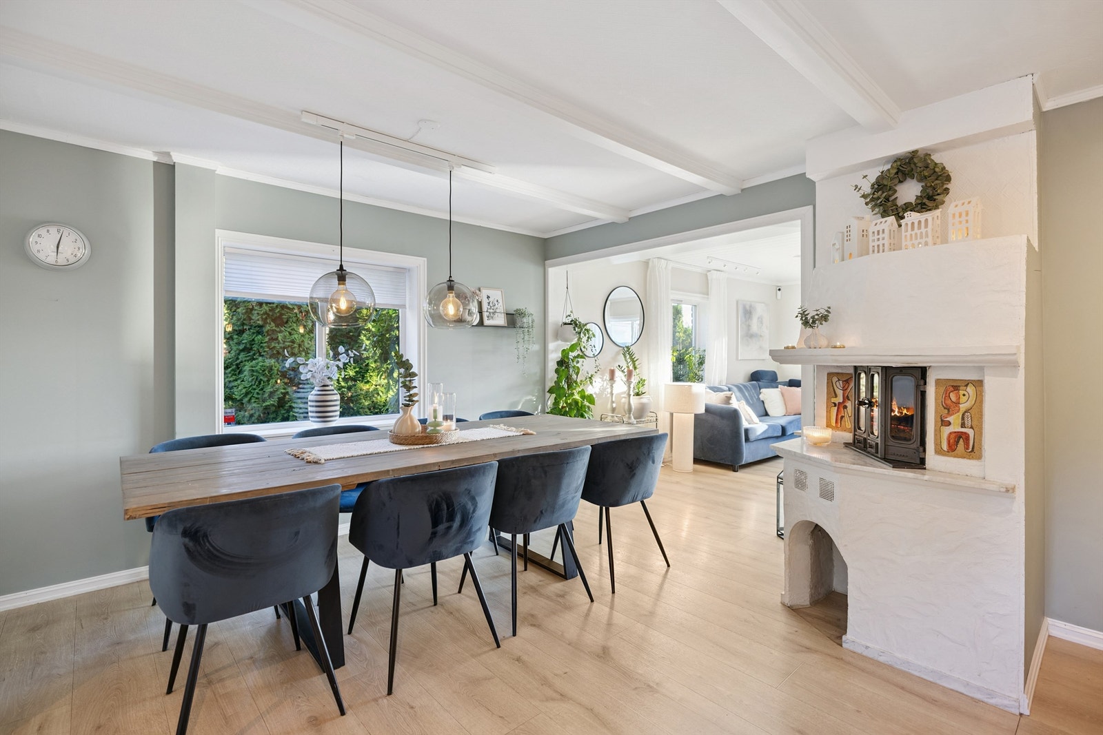 I åpen løsning mot stuen ligger spisestuen, som naturlig binder de sosiale sonene sammen. Galleribilde