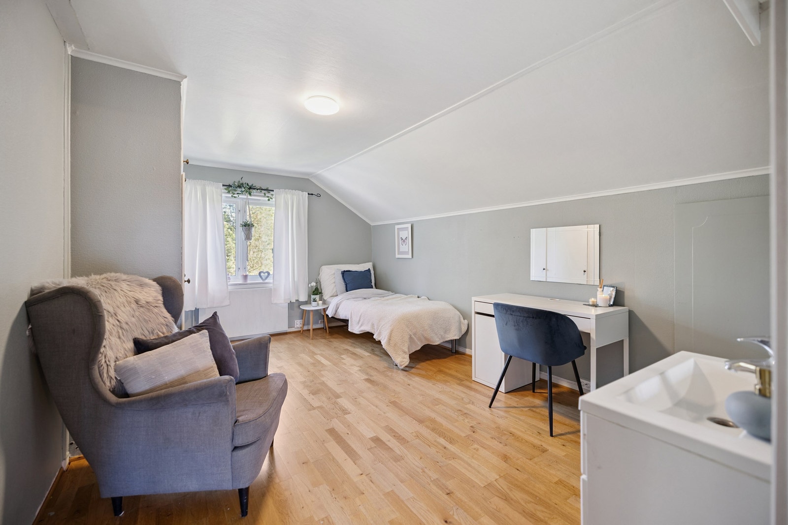 Det andre soverommet på loftet er også romslig og lyst, med plass til møblering etter ønske. Galleribilde