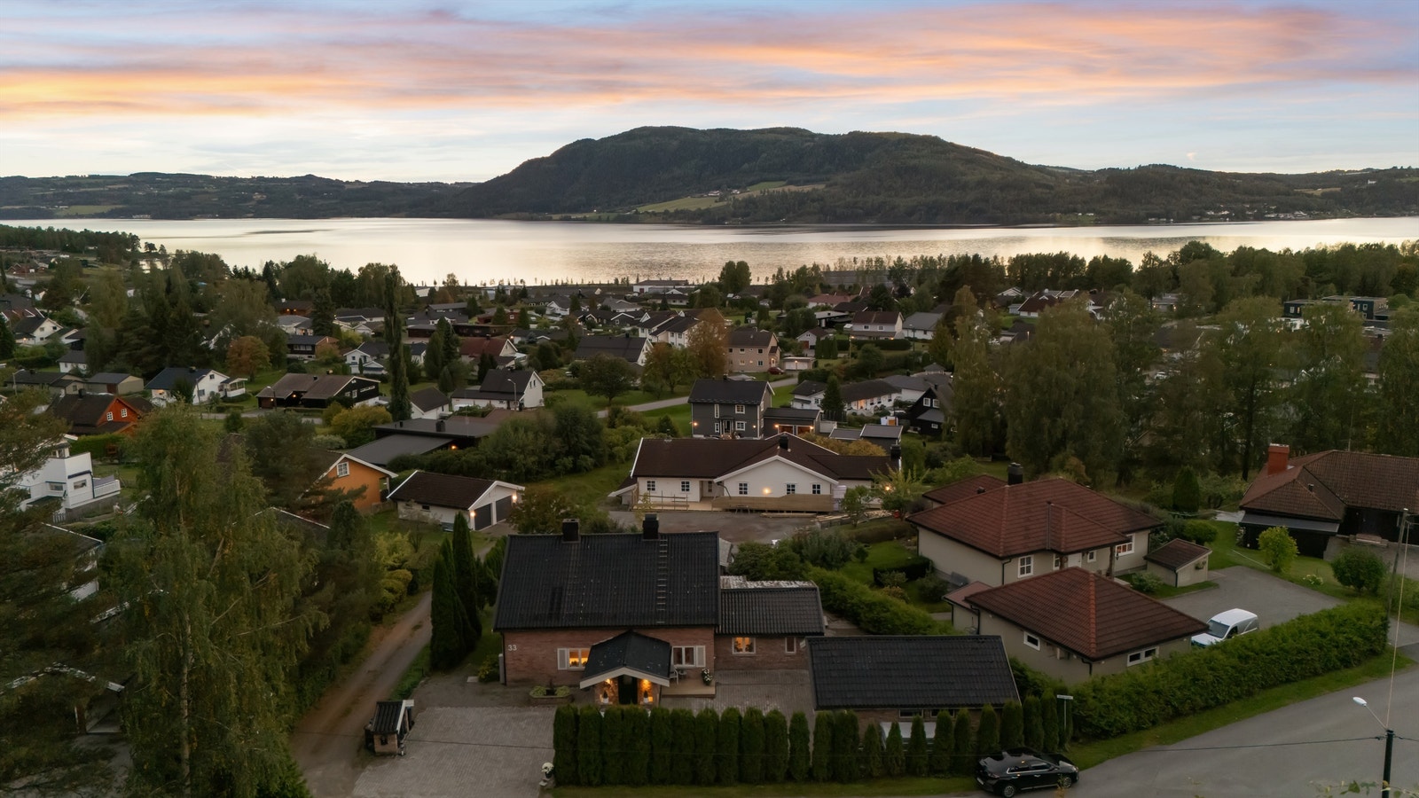 Eiendommen ligger i et rolig og trygt nabolag med nærhet til både Mjøsa og sentrum. Velkommen til visning! Galleribilde