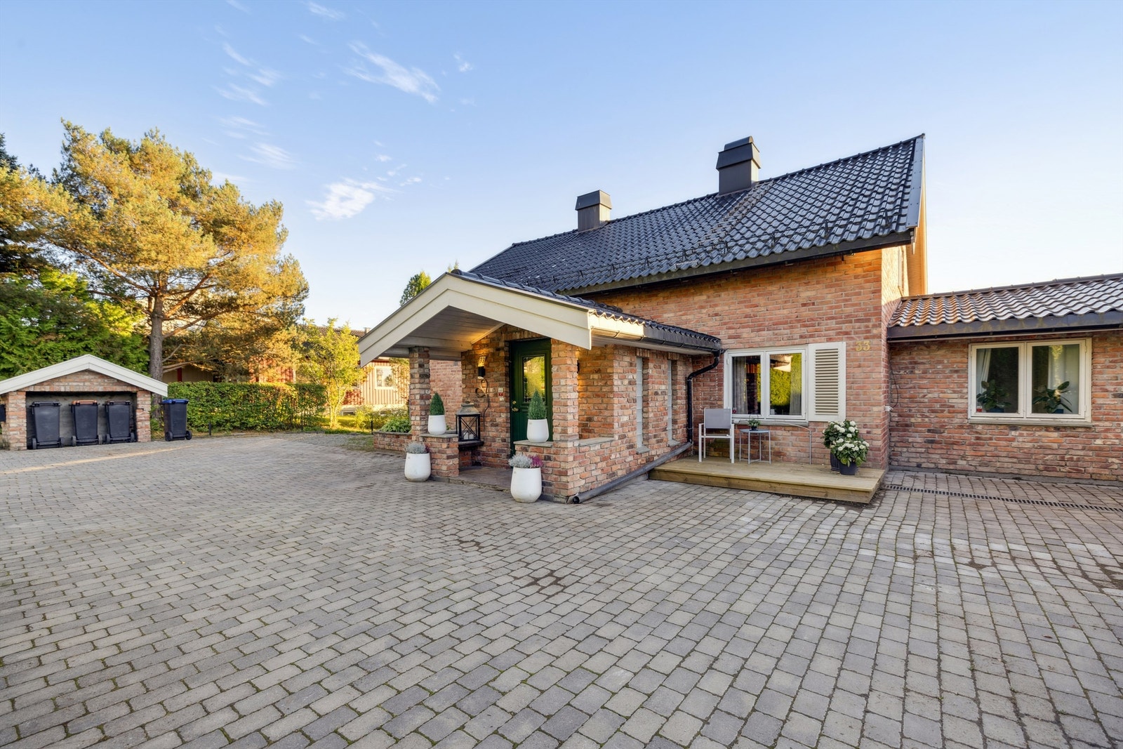 Belegningsstein gir den store gårdsplassen ryddig og stilrent uttrykk. Galleribilde